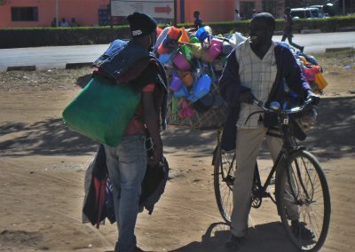 Zwei Straßenhändler schwatzen in den Straßen von Chipata/Sambia, Aufnahme: © Hilde Chistè