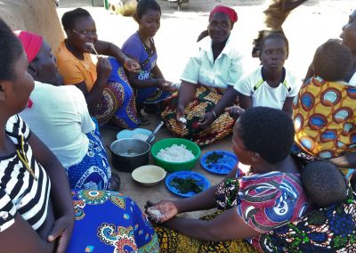 Frauen beim gemeinsamen Essen in Sambia, Aufnahme: © Hilde Chistè