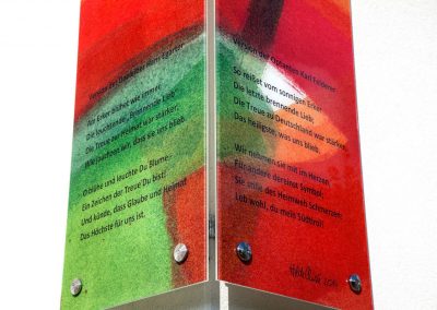 Text der Eckverglasung Südtirolersiedlung in Absam gesamt © Gestaltung Hilde Chistè © Aufnahme Dorfstterer