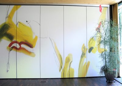 Wohnheim Saggen Innsbruck - Künstlerisch gestaltete Falttrennwand harmoniert mit Zimmerpflanze © Hilde Chistè