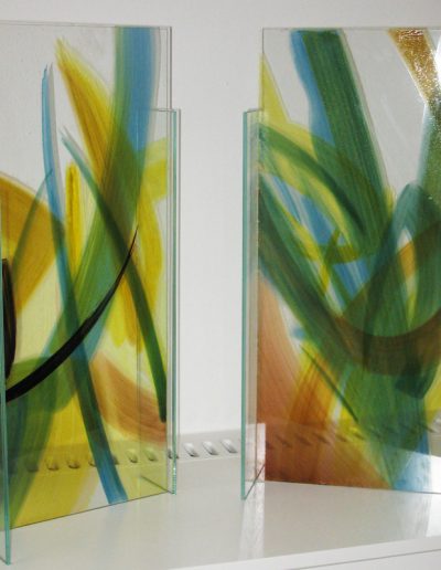 Kleine Glasstelen - Glasmalerei mit keramischen Schmelzfarben eingebrannt © Hilde Chistè