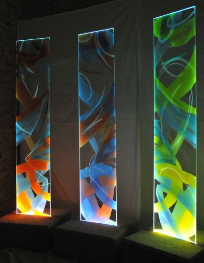 Glasstelen mit Malerei, Sandstrahlung und Beleuchtung von Hilde Chistè © Zeggl