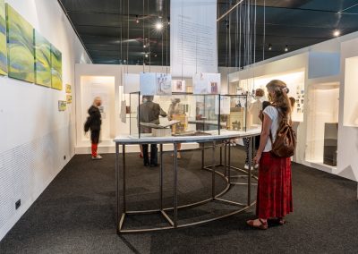 Einblicke in die Ausstellung Erinnerungen an Äthiopien - Bilder der Savanen von Hilde Chistè © Markus Ocvirk